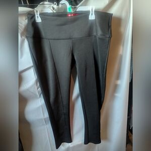High-Waisted Black Leggings with Streamlined Silhouette